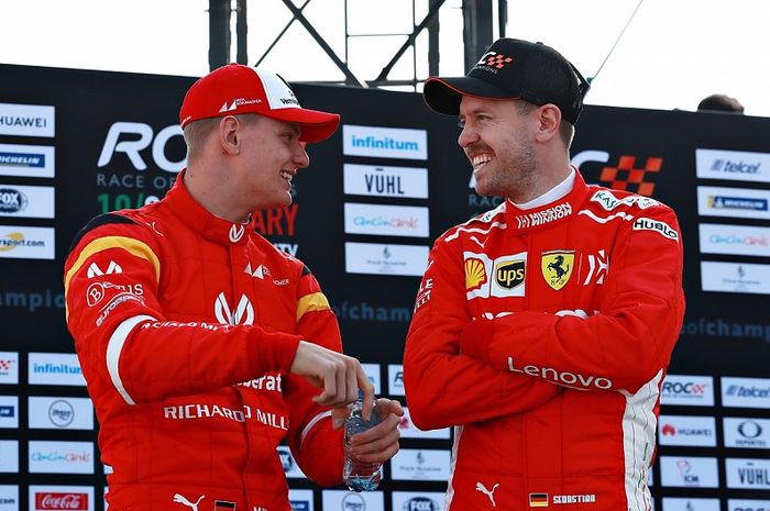 Mick Schumacher (kiri) tidak akan mendapatkan masukan dan pelajaran dari Sebastian Vettel tentang mobil F1. 