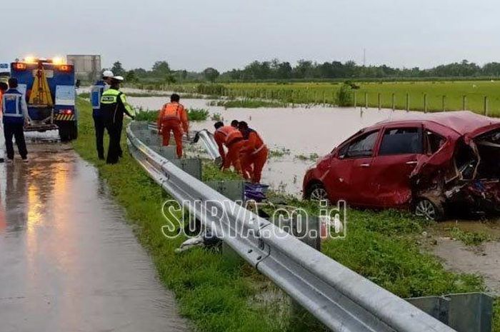 Balita Tewas Kecelakaan di Tol Madiun, Jalan Basah Mobil Tabrak Guardrill lalu Terjun ke Parit