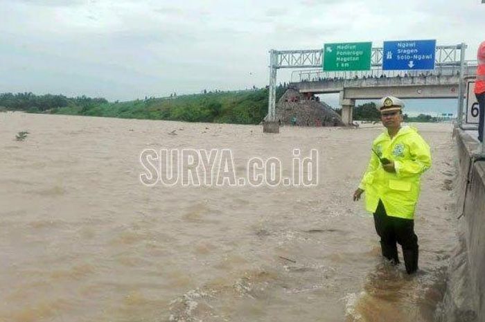 Jalan tol Madiun yang tergenang banjir