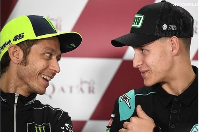 Valentino Rossi (kiri) tertawa saat ada yang menyebut kalau Fabio Quartararo cocok jadi anak laki-lakinya