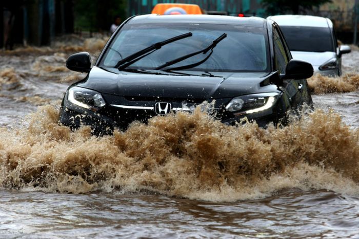 Ilustrasi mobil terjang banjir