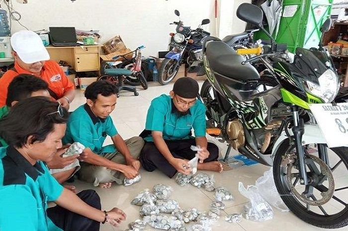 Uang receh yang diterima dari pembeli saat dihitung oleh pemilik dealer motor bekas di Gebang Syariah Motor (GSM)