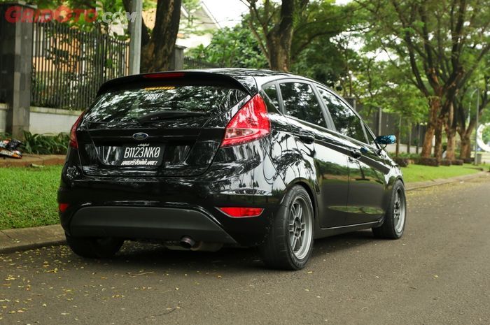 Ford Fiesta. Dari luar terlihat biasa saja