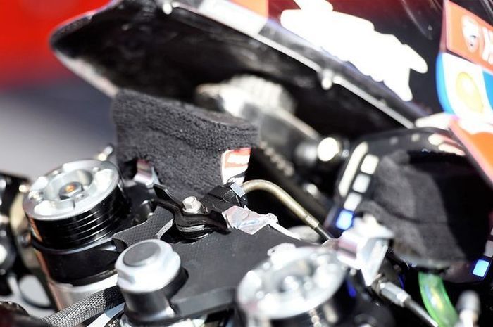 Tuas perangkat yang disebut holeshot device di motor Ducati