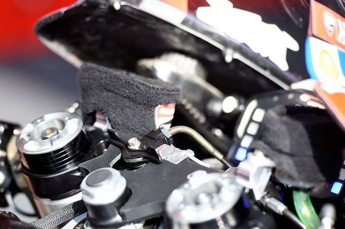 Tuas perangkat yang disebut holeshot device di motor Ducati