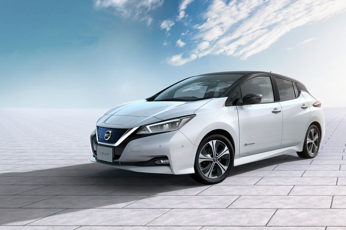 Nissan mengklaim LEAF sebagai mobil listrik pertama terlaris di dunia, dengan mencapai 400.000 unit penjualan.