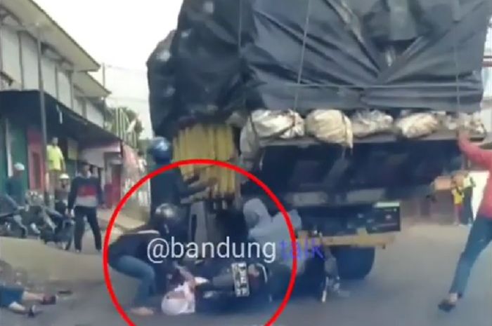 Pengendara motor nyaris terlindas truk yang membawa muatan