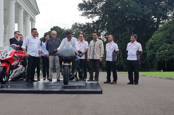 Presiden joko Widodo jajal Honda RC213V di Istana negara