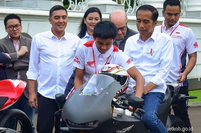 Mario Suryo Aji memperlihatkan teknologi Honda RC213-VS kepada Presiden Jokowi