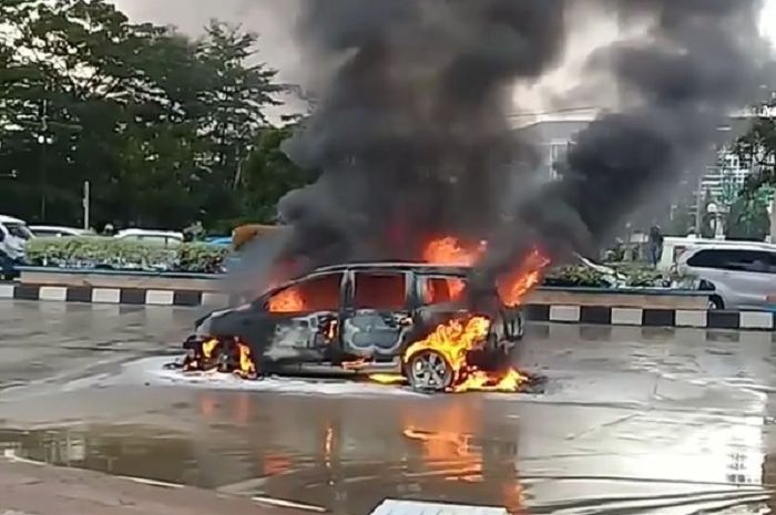 Nissan Grand Livina ludes terbakar setelah menurut informasi dalam perjalanan pulang dari servis