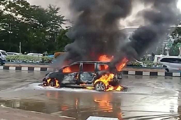 Nissan Grand Livina ludes terbakar setelah menurut informasi dalam perjalanan pulang dari servis