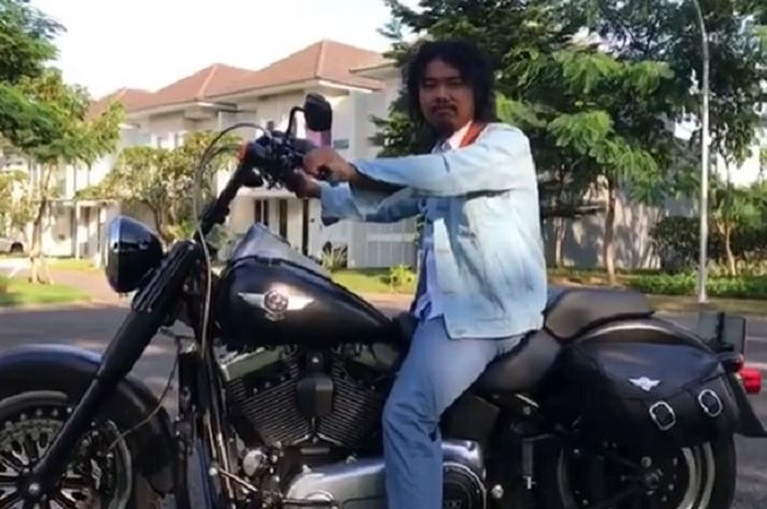 Stand Up Komedian Dodit Mulyanto bergaya di atas Harley-Davidson
