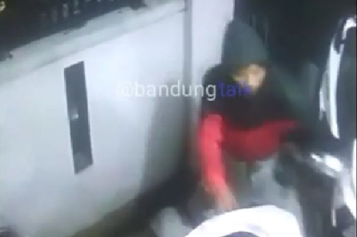 Maling helm terekam kamera CCTV