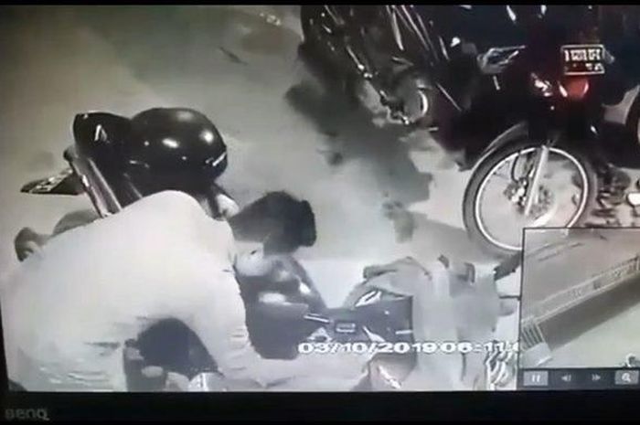 Aksi maling mencuri satu unit Honda Vario terekam CCTV di Masjid Al Abror Kp Rawa Bambu RW 16, Harapan Jaya, Bekasi Utara.