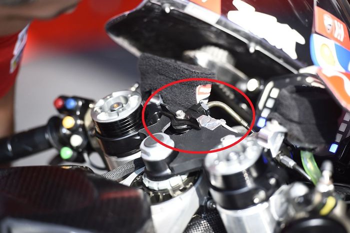 Letak tuas misterius yang disebut dengan holeshot device di motor MotoGP Ducati Desmosedici GP19