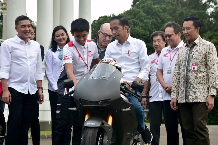 Pembalap Indonesia Mario Suryo Aji coba memperlihatkan teknologi di Honda RC213V-S kepada Presiden Jokowi