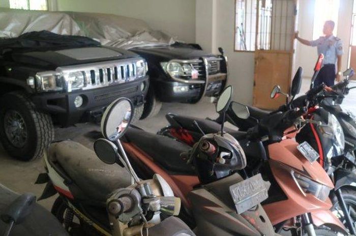 Meski ada yang berdebu, namun kondisi kendaraan yang berada di dalam ruangan masih cukup baik