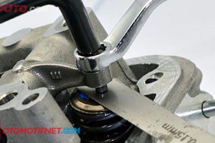 Jarak renggang klep motor