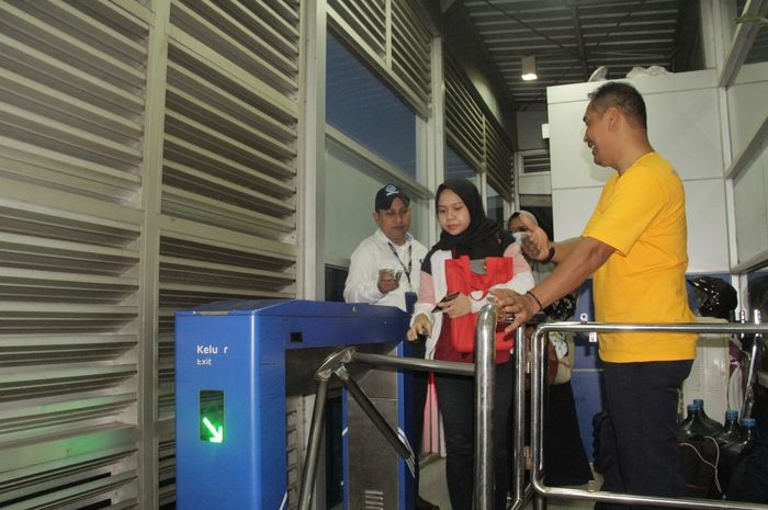 Jasa Marga akan menanggung biaya warga Bekasi yang menggunakan transportasi Transjakarta  yang menuju Jakarta setiap hari senin.