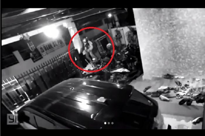 Aksi oknum berjaket ojek online mencuri satu unit Yamaha NMAX di bekasi.