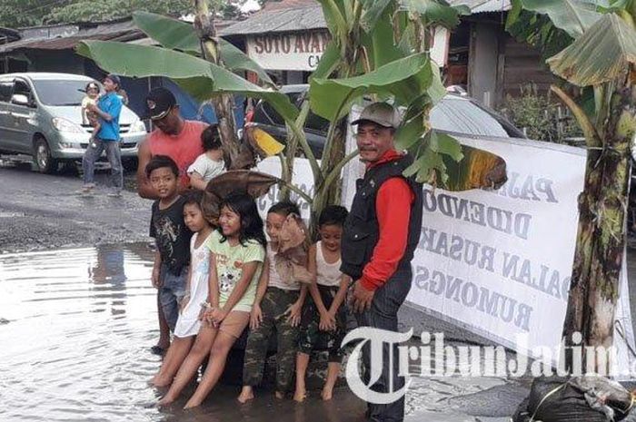 Warga tanam pohon pisang di jalanan