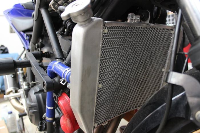 Radiator aftermarket ukuran besar terpasang di Yamaha YZF-R25