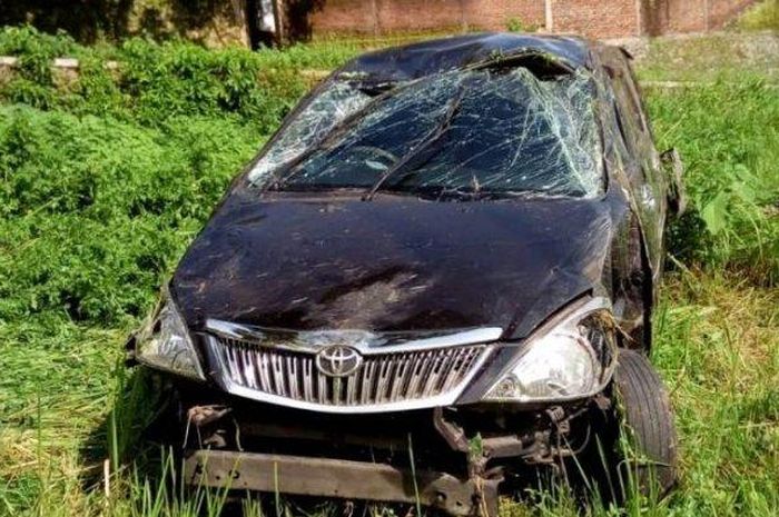 Mobil Kijang Innova yang ringsek setelah hantam Honda Jazz dan terjun ke lapangan di Kota Semarang.