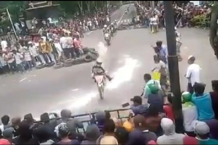 Pembalap road race di Madura hilang kendali dan tabrak penonton.