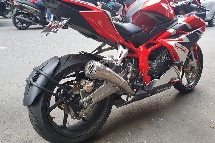 Ilustrasi Mud guard terpasang berdampingan dengan tail tidy di Honda CBR250RR