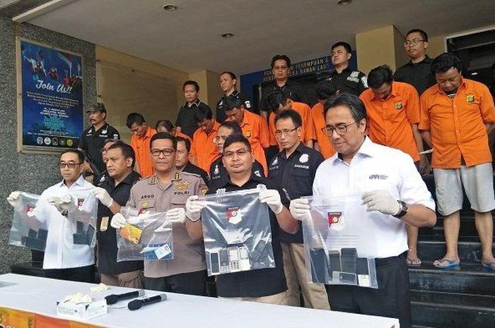 Konferensi pers pengungkapan kasus penggelapan dan penadahan mobil mewah status kredit di Mapolda Metro Jaya
