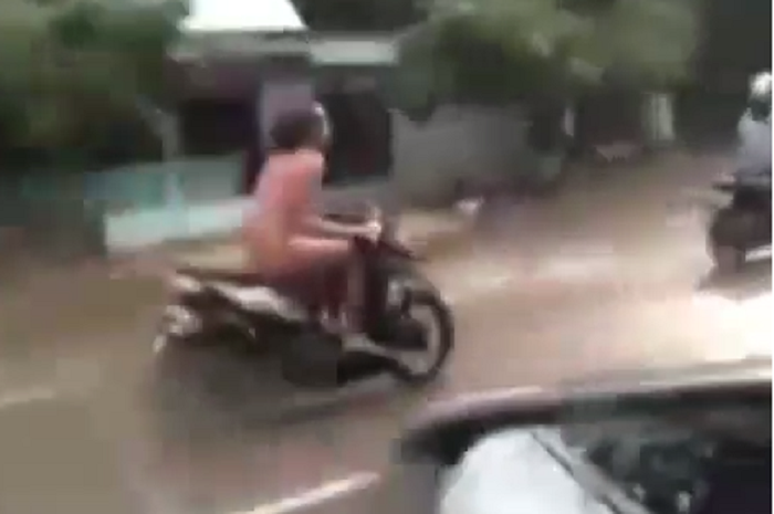 Pria tanpa busana naik motor curian