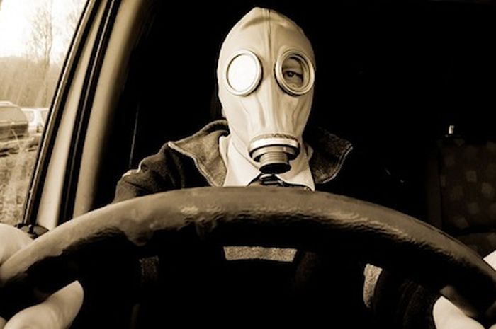 Begini yang terjadi kalau di mobil ada penyemprot gas air mata (Ilustrasi tidak terkait berita)