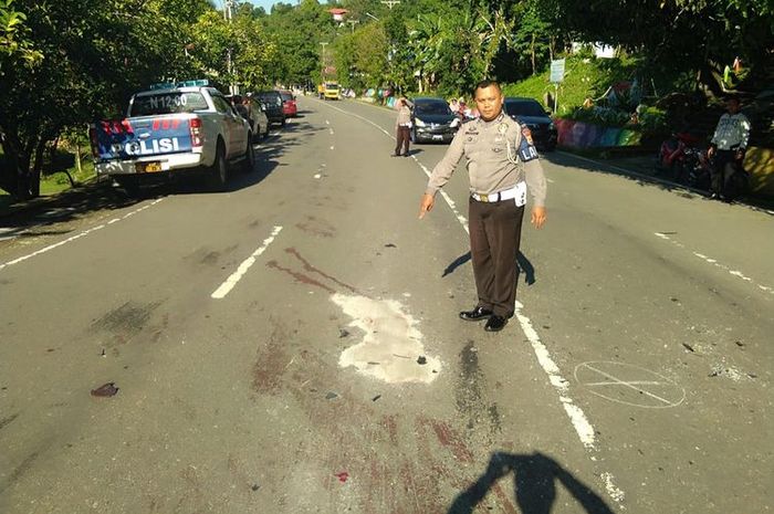 Personel polisi lalu lintas Polres Pulau Ambon melakukan olah tempat kejadian perkara di lokasi terjadinya kecelakaan maut di Desa Hatiwe Besar, Kecamatan Teluk Ambon, Sabtu (16/3/2019).