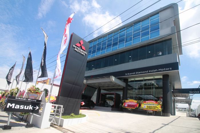 Tampak depan Diler Mitsubishi Srikandi Diamond Indah Motors &ndash; Wiyung, Surabaya