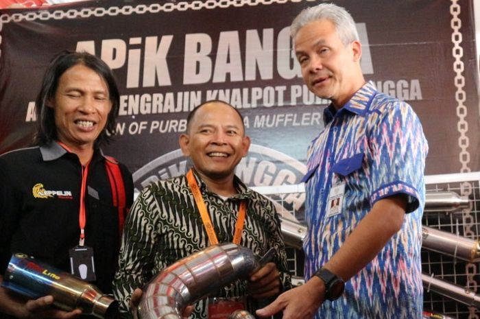 Gubernur Jawa Tengah, Ganjar Pranowo berfoto dengan penggiat knalpot racing