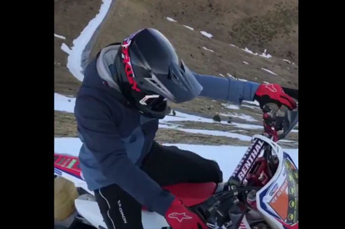 Marc Marquez main salju naik motor yang dia sendiri bingung nyebutnya apa