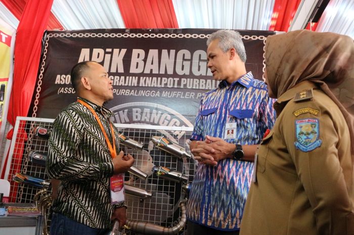 Ganjar Pranowo, Gubernur Jawa Tengah saat berbincang dengan pelaku UMKM Knalpot Racing sebagai industri kreatif.