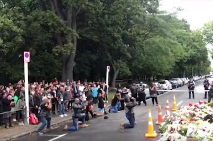 Black Power, geng motor rival Mongrel Mob melakukan tarian Haka di depan Masjid Al-noor Christchurch.