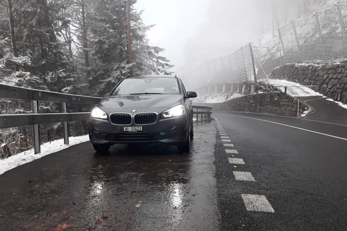 Bersama mobil sewaan di salah satu jalan di Swiss