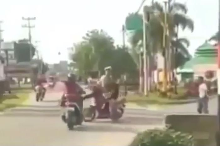 Polisi lalu lintas ditabrak pemotor Honda BeAt saat hendak diberhentikan