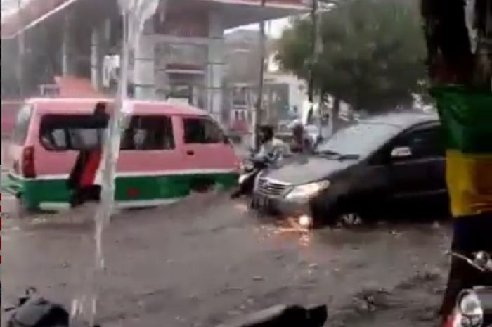 banjir yang menggenangi daerah Cikadut, Bandung, Jawa Barat