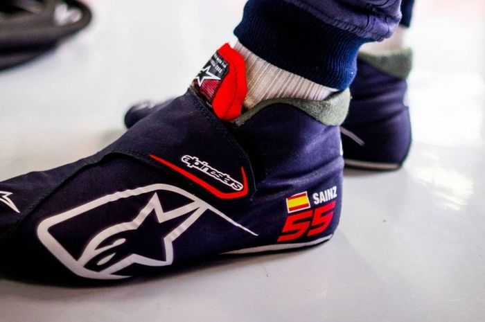 Mengenal Keren dan Efektifnya Sepatu Balap Alpinestars di F1 - GridOto.com