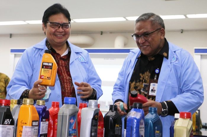 Menteri Perindustrian Airlangga Hartarto (kiri) bersama Direktur Utama Surveyor Indonesia, Dian M. Noer (kanan) menunjukkan produk pelumas yang sudah memenuhi penerapan SNI