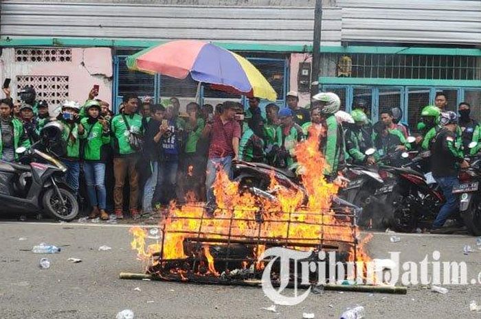 Driver Gojek se-Jawa Timur membakar keranda berisi ban bekas sebagai simbol matinya demokrasi