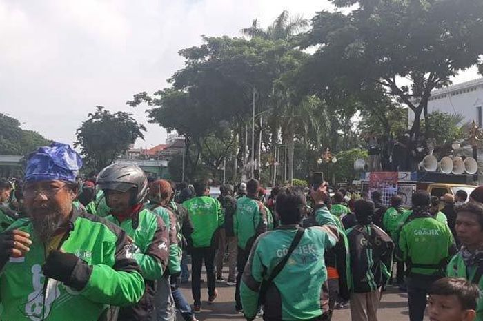 Ratusan pengojek online se-Jawa Timur kepung kota Surabaya, Jatim