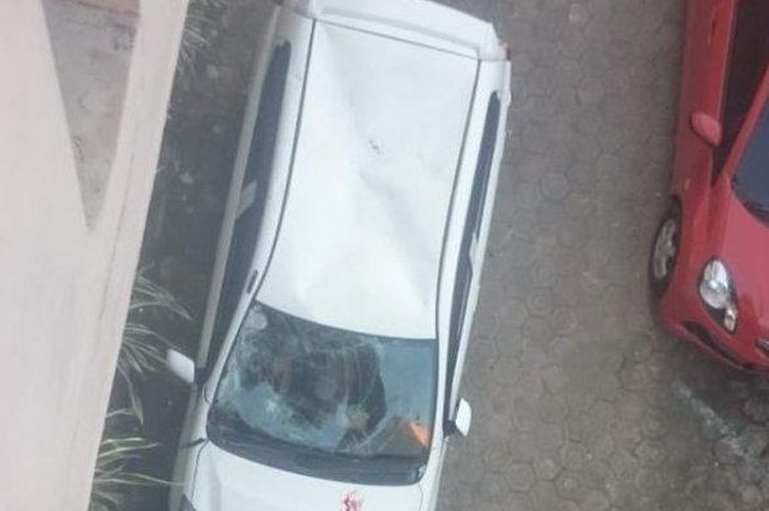 KOndisi Toyota Agya yang tertimpa dua cewek