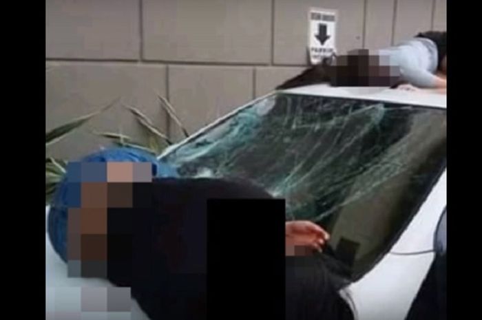 Toyota Agya penyok setelah tertimpa dua remaja wanita saat sedang diparkir
