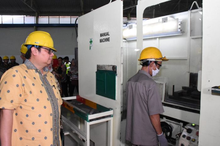 Menteri Perindustrian Airlangga Hartarto memperhatikan mesin produksi di IKM Koperasi Batur Jaya pada &lsquo;Kick-Off IKM dalam Supply Chain Industri Otomotif&rsquo; di Klaten, Jawa Tengah.