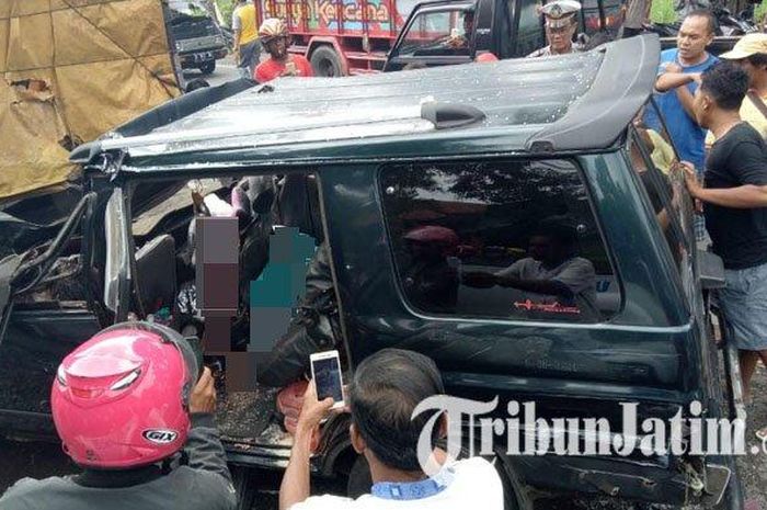 Isuzu Panther sosor pantat truk hingga ringsek di kolong pantat truk