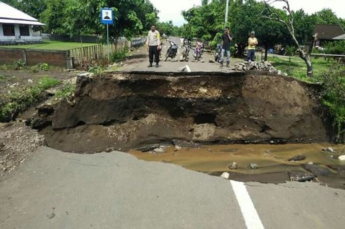 Kondisi jembatan penghubung yang ambruk akibat terjangan banjir.